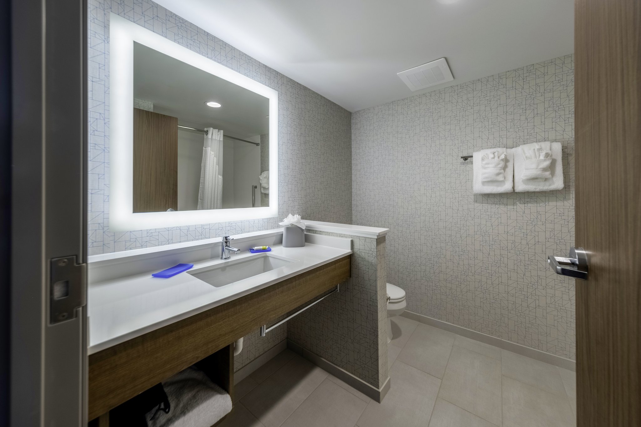 Holiday Inn Express & Suites - Staunton - Tap to explore photos