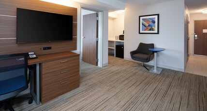 Holiday Inn Express Hotel & Suites SeaTac Room Type - 2 Queen Suite Mobil Access Tub