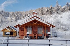 StayVista at Farhat @ Suroor W/ Central Heating - Tangmarg