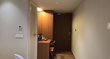 Hotel Amigos Room Type - Deluxe King Bed Room with City View