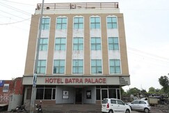 Hotel Batra Palace (2 min. walk from Railway Station and Bus Stand)