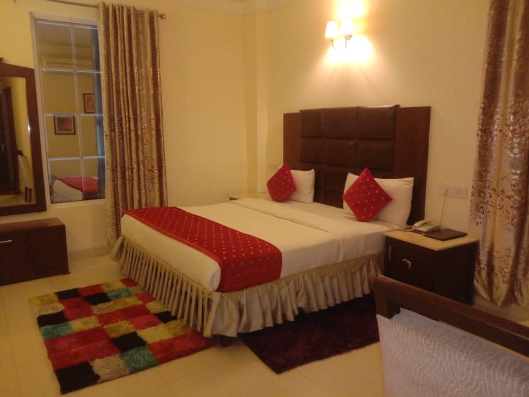 White Diamond - Tap to explore photos