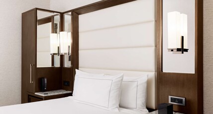 Hilton Boston Park Plaza Room Type - 1 QUEEN WICKED SMALL ROOM