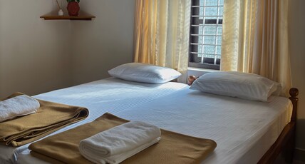 Laya Balita : South Cliff Villa Stay Room Type - Economy Twin Room