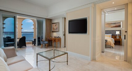 Crowne Plaza RESORT SANYA BAY Room Type - 1 Bedroom Family Suite Lounge Access