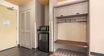 Holiday Inn YAKIMA Room Type - 1 King Standard Comm Access Roll Shwr