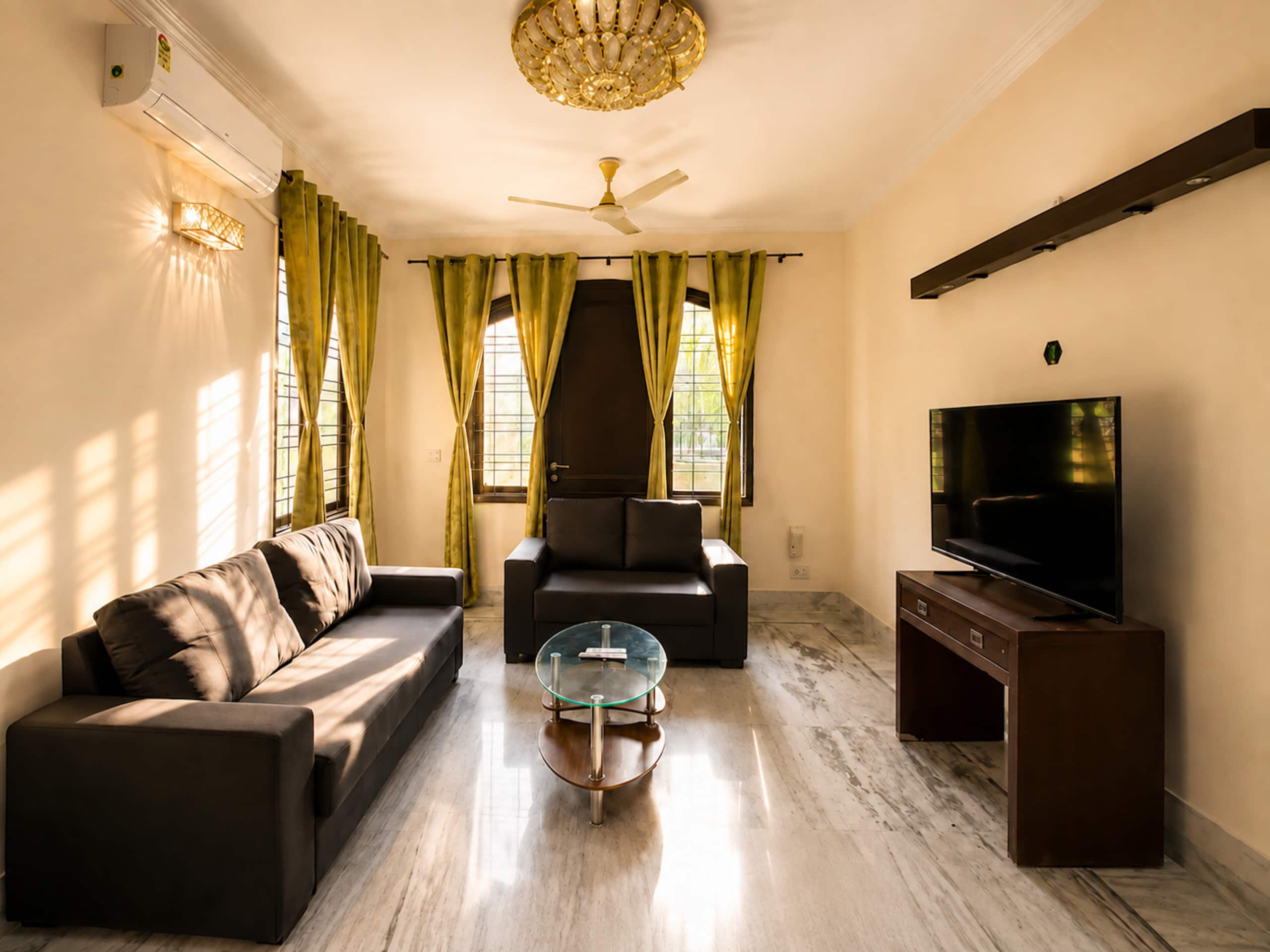 Mayfield Manor by RedOlive|4BHK|Nr Medanta|20min Cyber City - Tap to explore photos