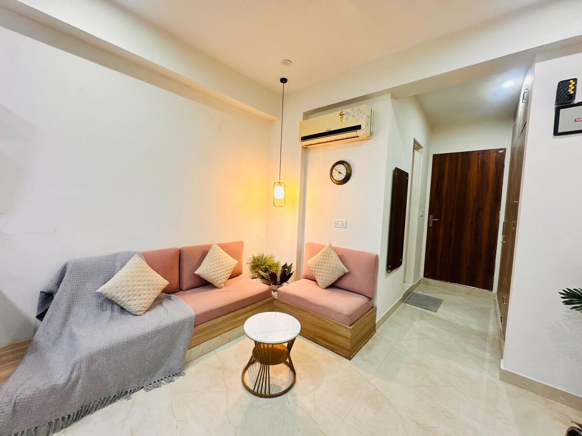 Rose 1BHK Near Hawa Mahal Newly Built Balcony - Tap to explore photos