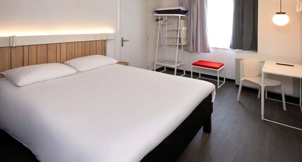 ibis Auxerre Centre Room Type - Standard Room with 1 double bed, view of inner courtyard