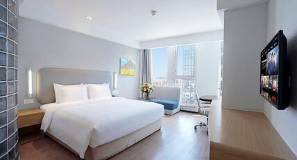 Holiday Inn Express Qingdao West Coast Room Type - 1 King Standard  High Floor