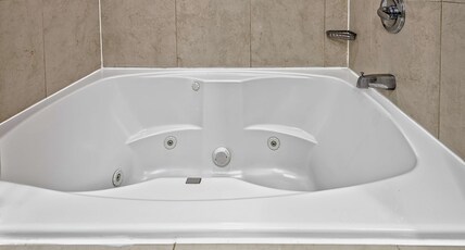 Hilton Garden Inn San Antonio Airport Room Type - 1 KING BED WITH WHIRLPOOL
