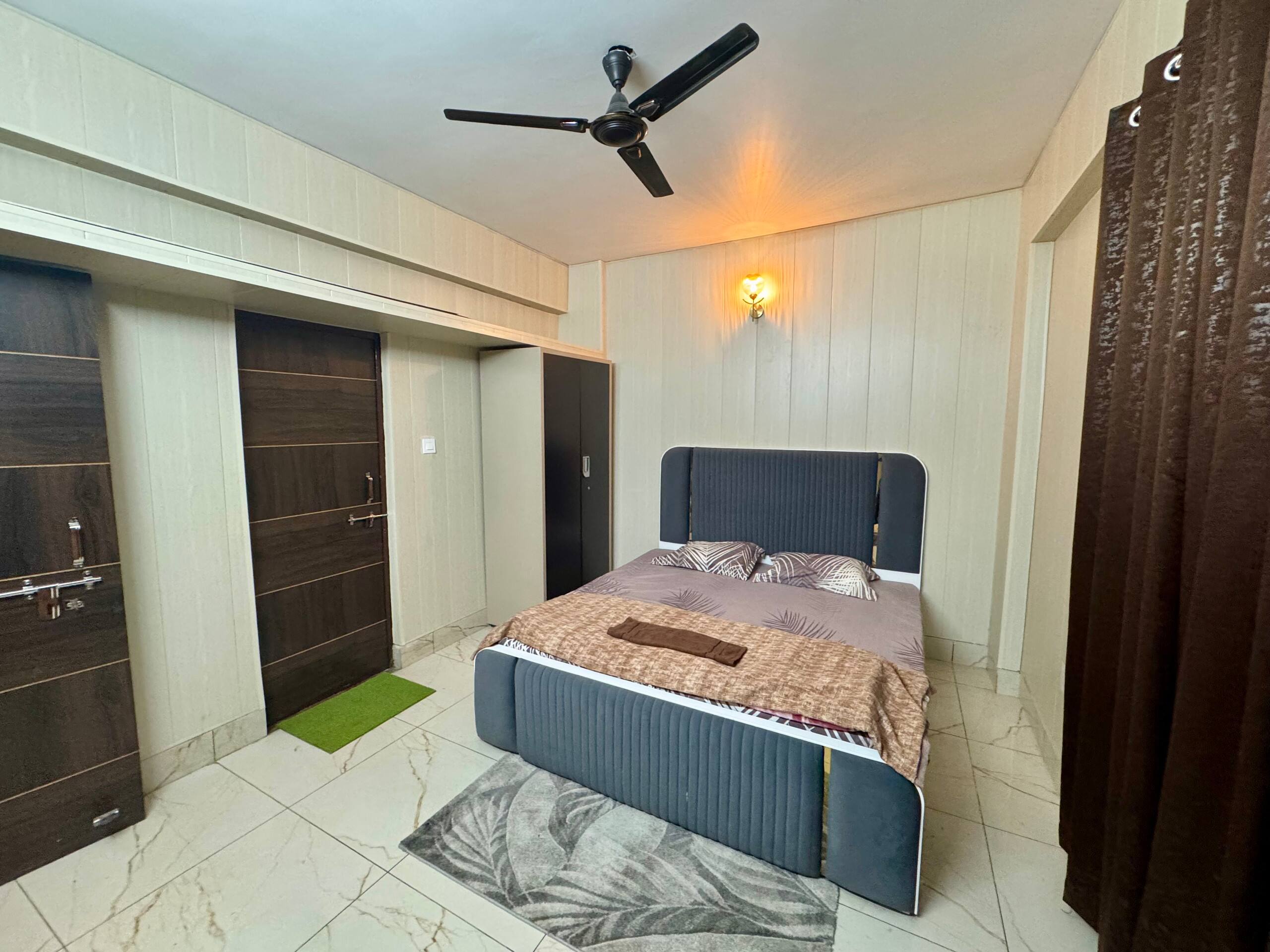 Spacious 2BHK Near Kashi Vishwanath Free Parking - Tap to explore photos