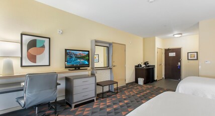 Holiday Inn Hotel & Suites WACO NORTHWEST Room Type - 2 Queen Standard Mobil Access Roll Shwr