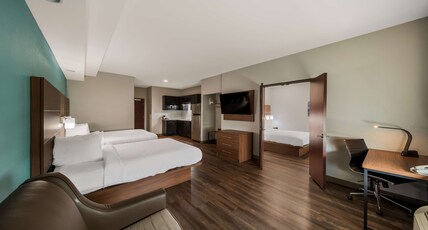 Best Western Bowie Inn & Suites Room Type - Suite - 3 Queen Beds, Non-Smoking, Two Rooms, Sitting Area, Kitchen, Full Breakfast