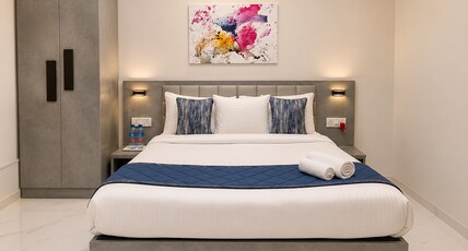 Axon Vile Parle Room Type - Standard Queen Room