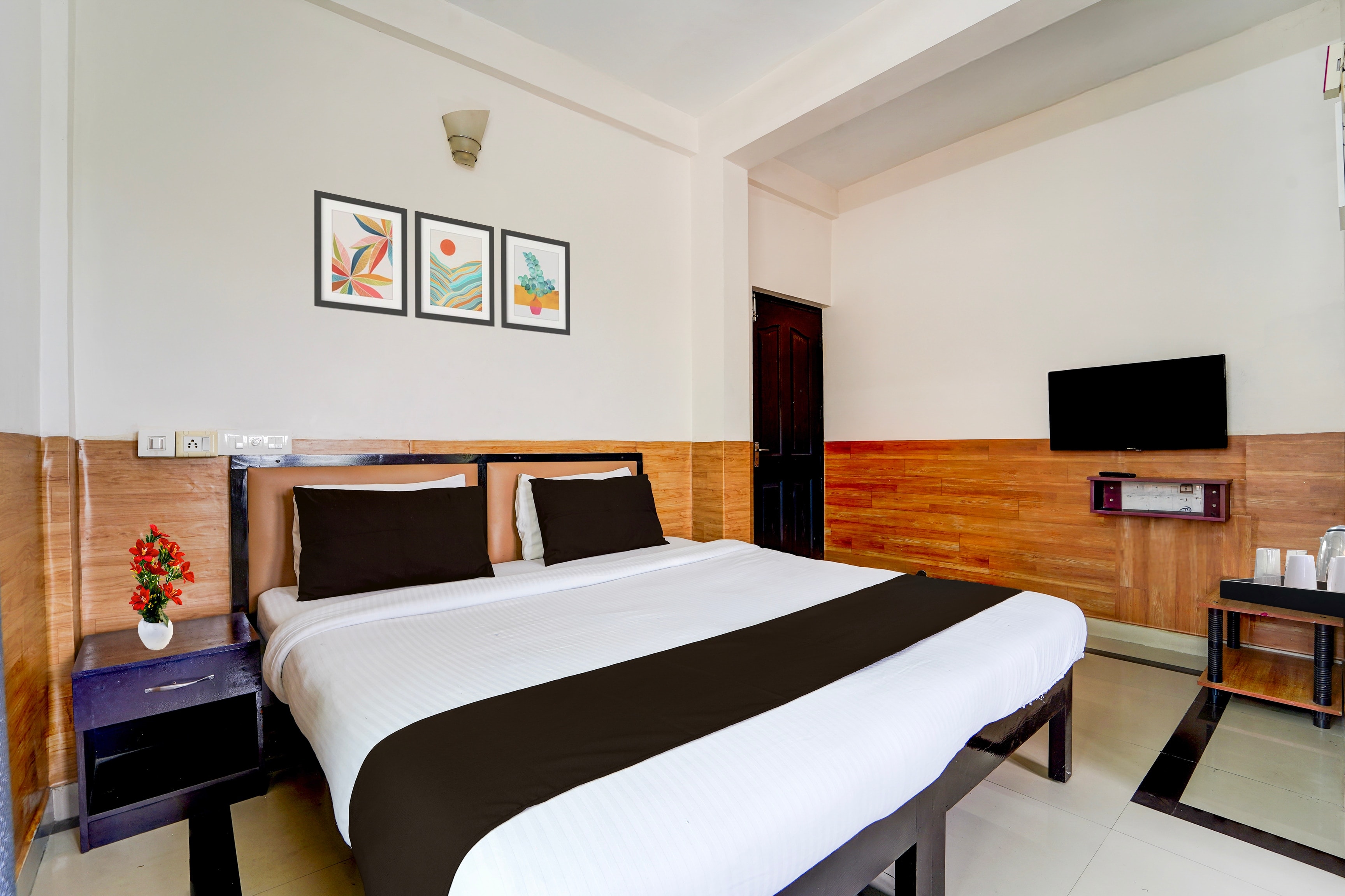 Super Hotel O Kollamkudimughal Kakkanad Formerly Diamond Inn - Tap to explore photos