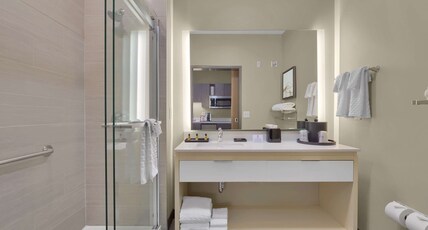 Best Western Plus Executive Residency Fillmore Inn Room Type - 2 Queen Beds, Non-Smoking, Kitchenette, Microwave And Refrigerator, Pillowtop Bed, High Speed Intern