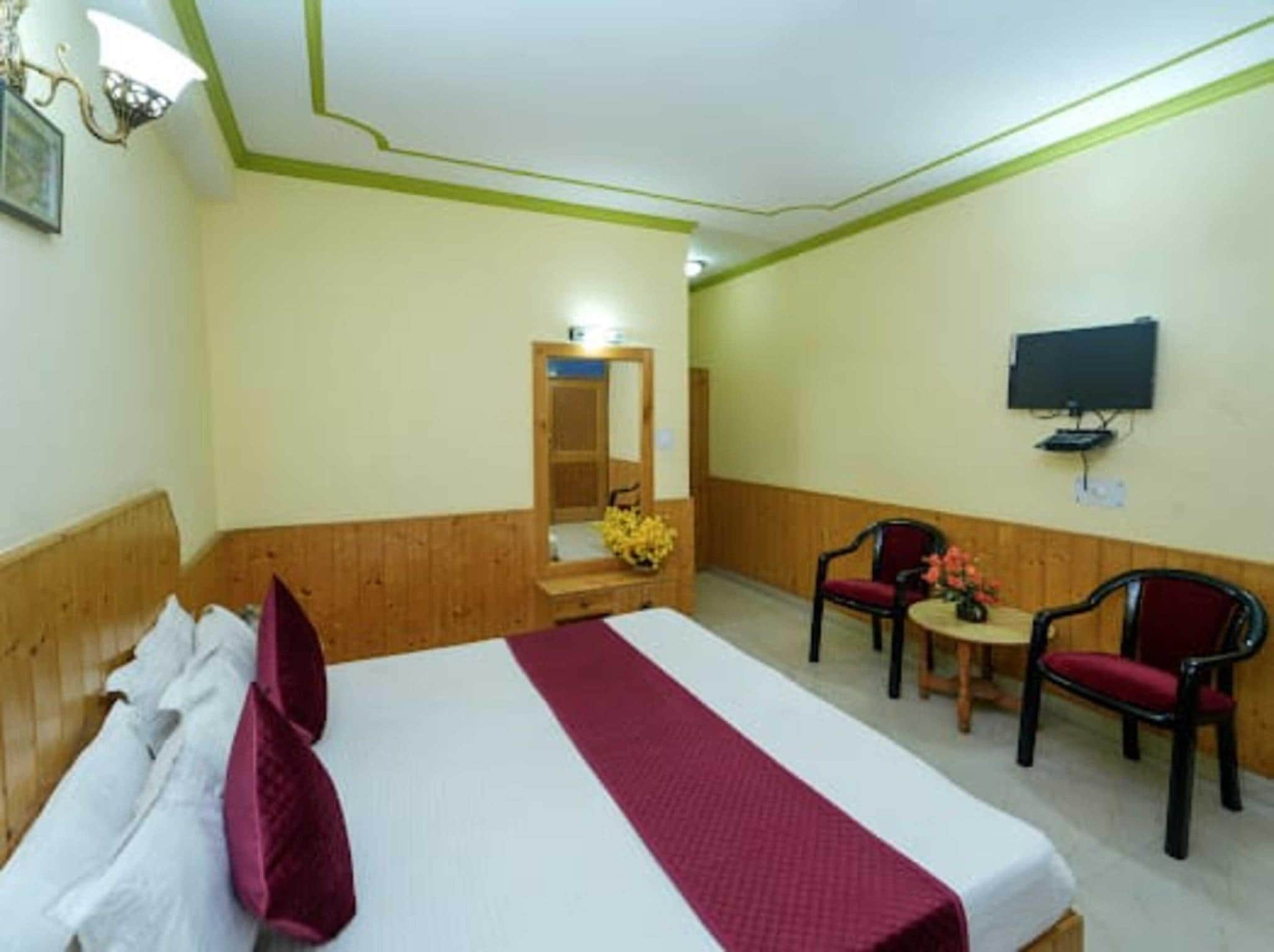 Hotel Sumeera Inn Manali - Tap to explore photos