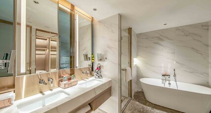 Crowne Plaza SUZHOU Room Type - 1 King Navigator Suite High Floor Lounge