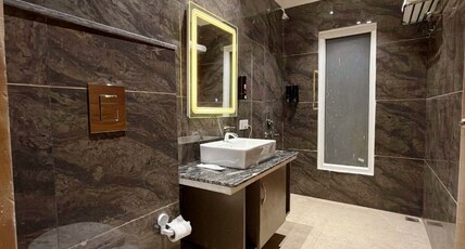 REEJAS INN'S N' SUITES Room Type - Family Suite with Balcony
