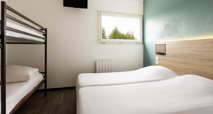 hotelF1 Reims Tinqueux Room Type - Room with 4 single beds and bathroom