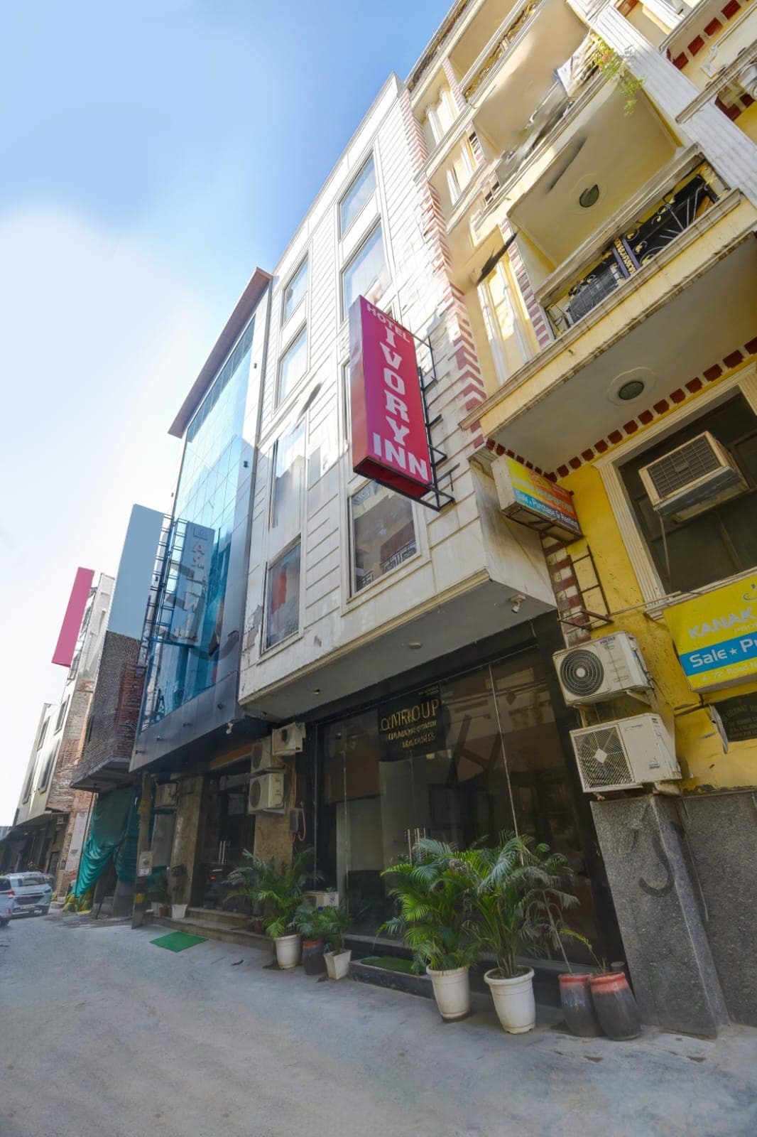 Hotel SS Near IGI Airport - Tap to explore photos