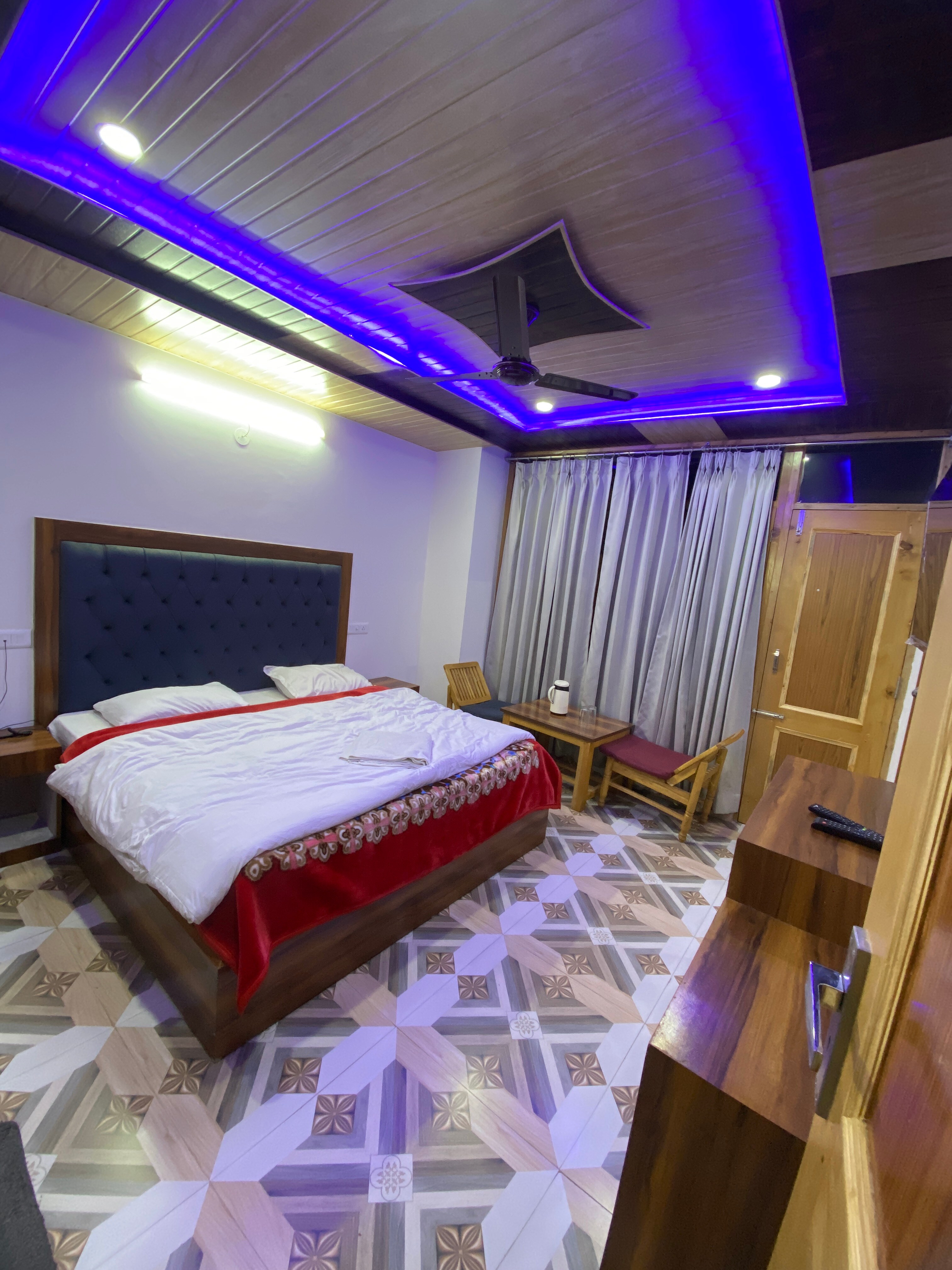 KST Villa Manali Near Mall Road - Tap to explore photos