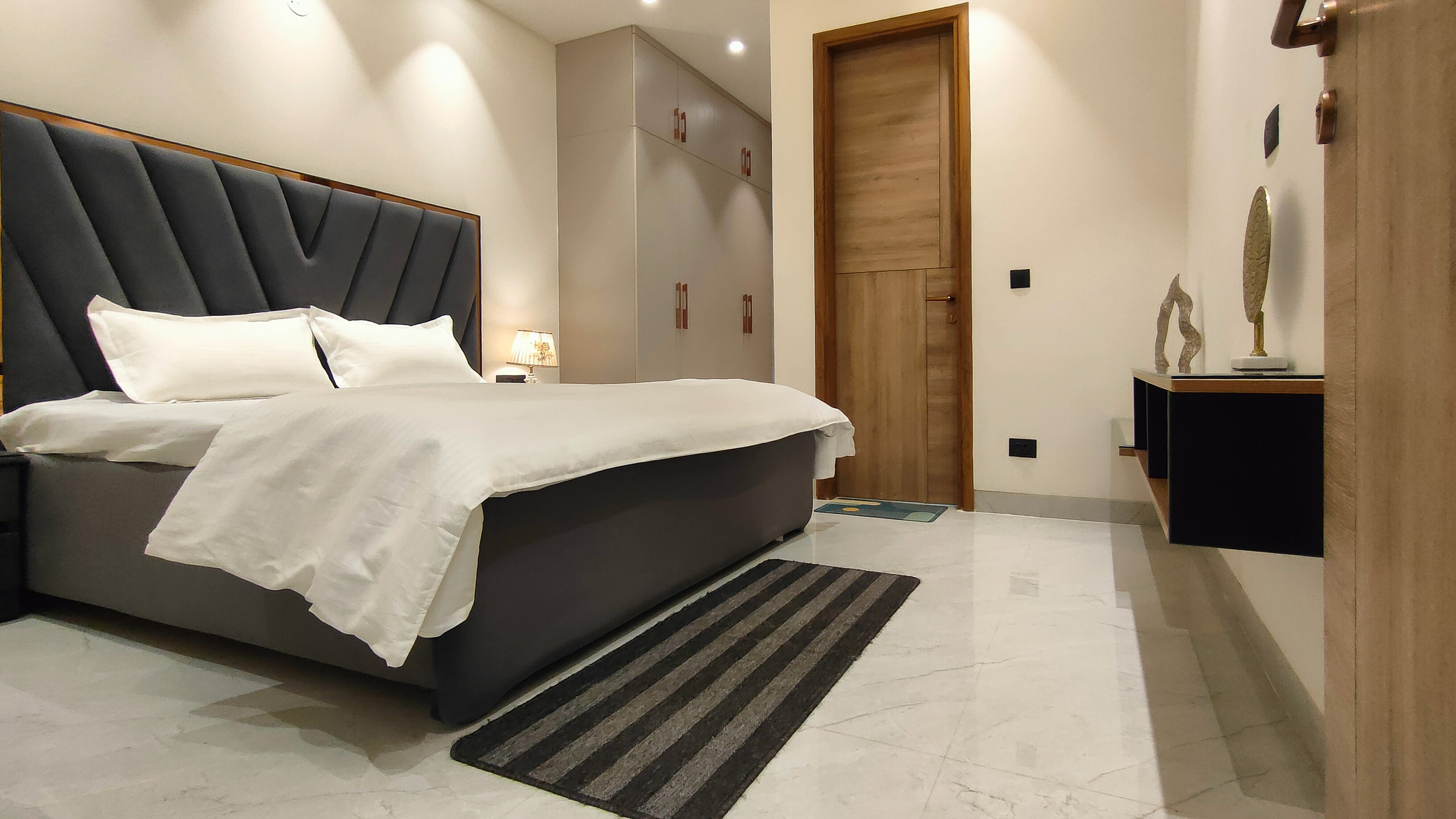 Lets stay 3BHK DLF PHASE 1 - Tap to explore photos