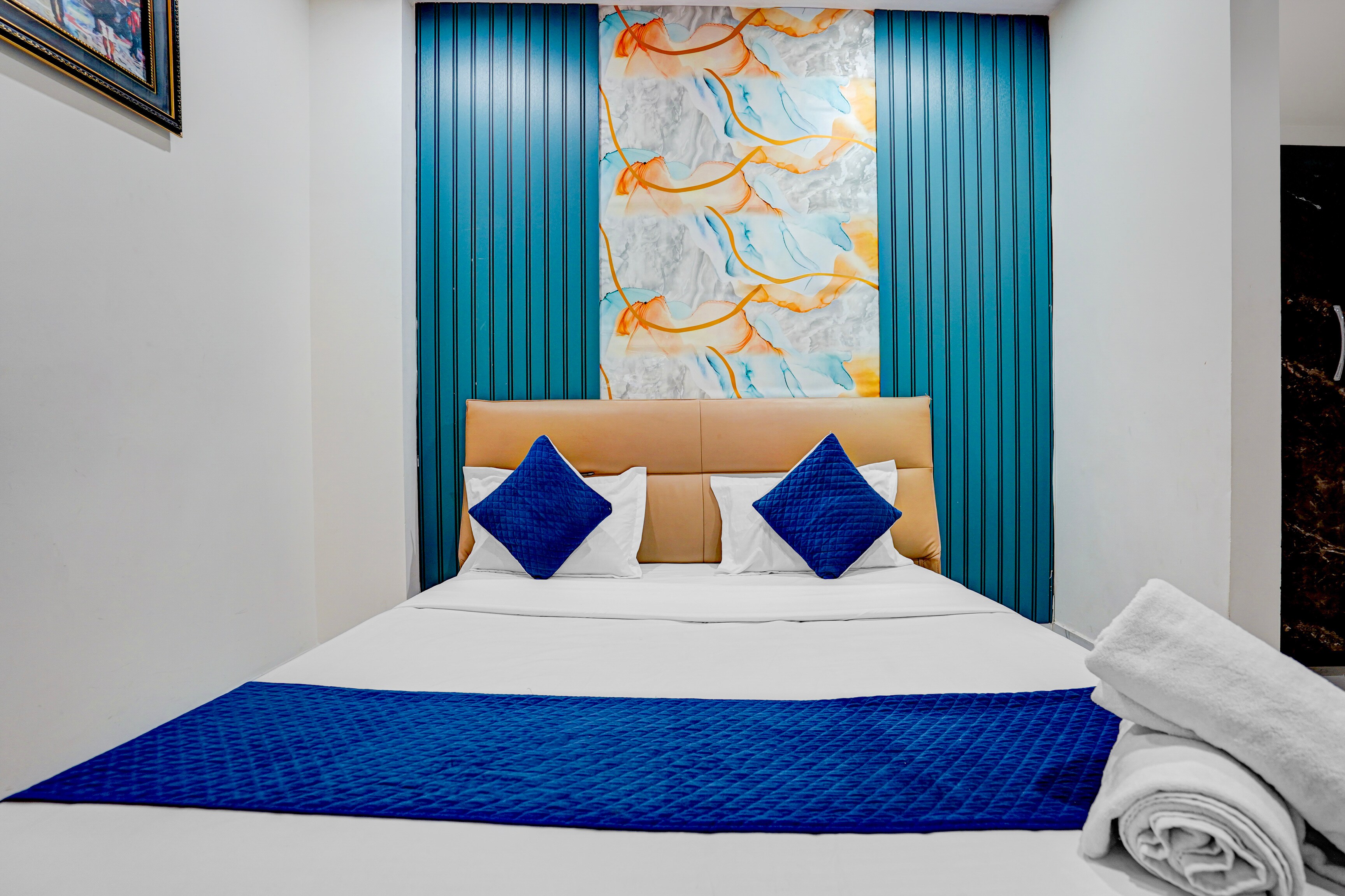 Thehrav Apartment at Kailash Puri - Tap to explore photos