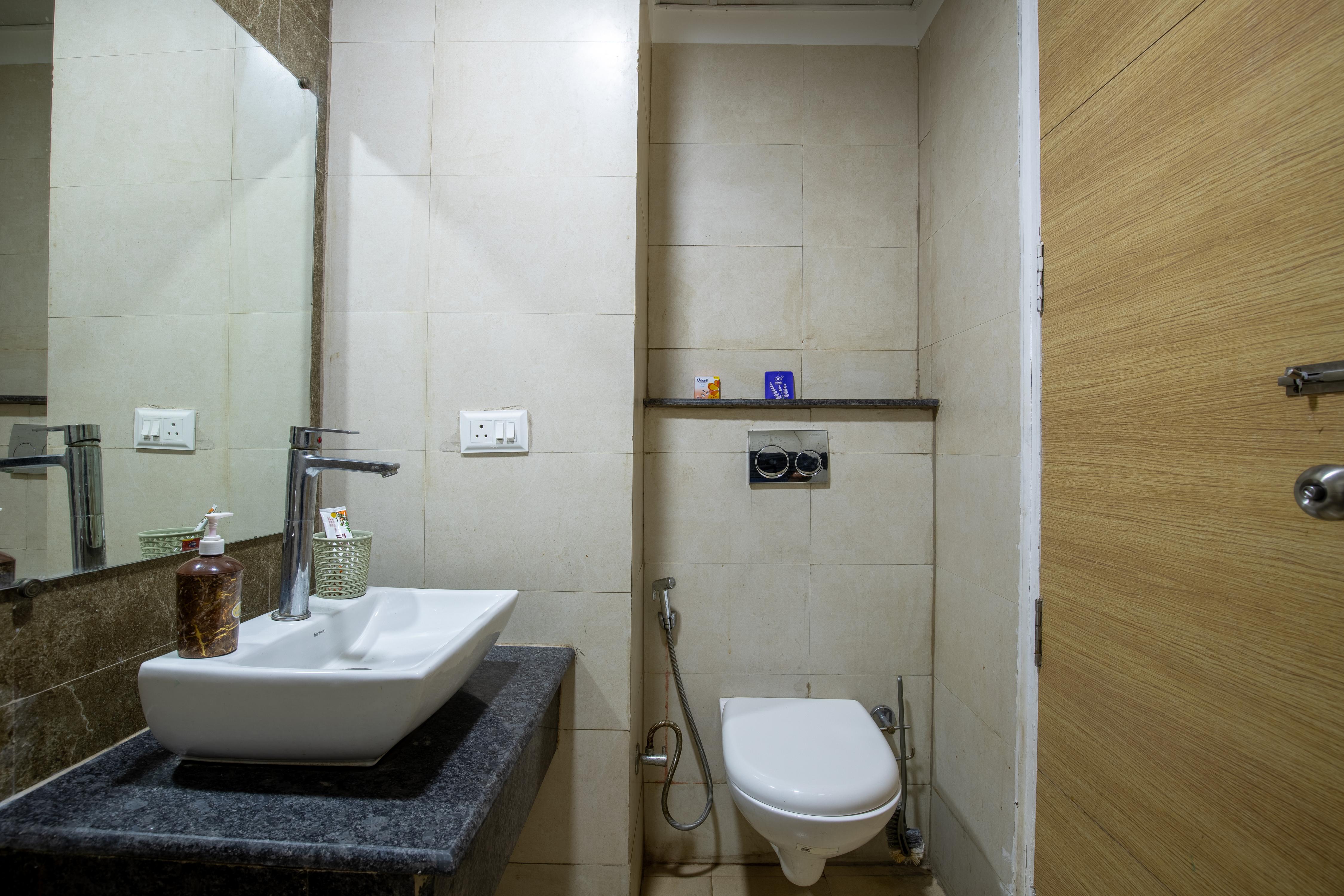 Studio apartment - Tap to explore photos