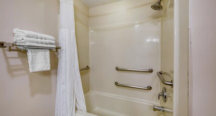 SureStay Plus Hotel by Best Western Elizabethtown Hershey Room Type - Accessible - 1 Queen, Mobility Accessible, Bathtub, Microwave And Refrigerator, Non-Smoking, Full Br SureStay Plus Hotel by Best Western Elizabethtown Hershey Room Type - Accessible - 1 Queen, Mobility Accessible, Bathtub, Microwave And Refrigerator, Non-Smoking, Full Br