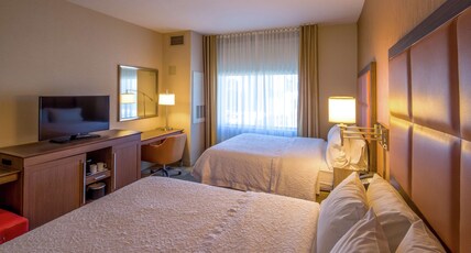 Hampton Inn by Hilton Houston Downtown Room Type - 2 QNS W FRIDGE NS
