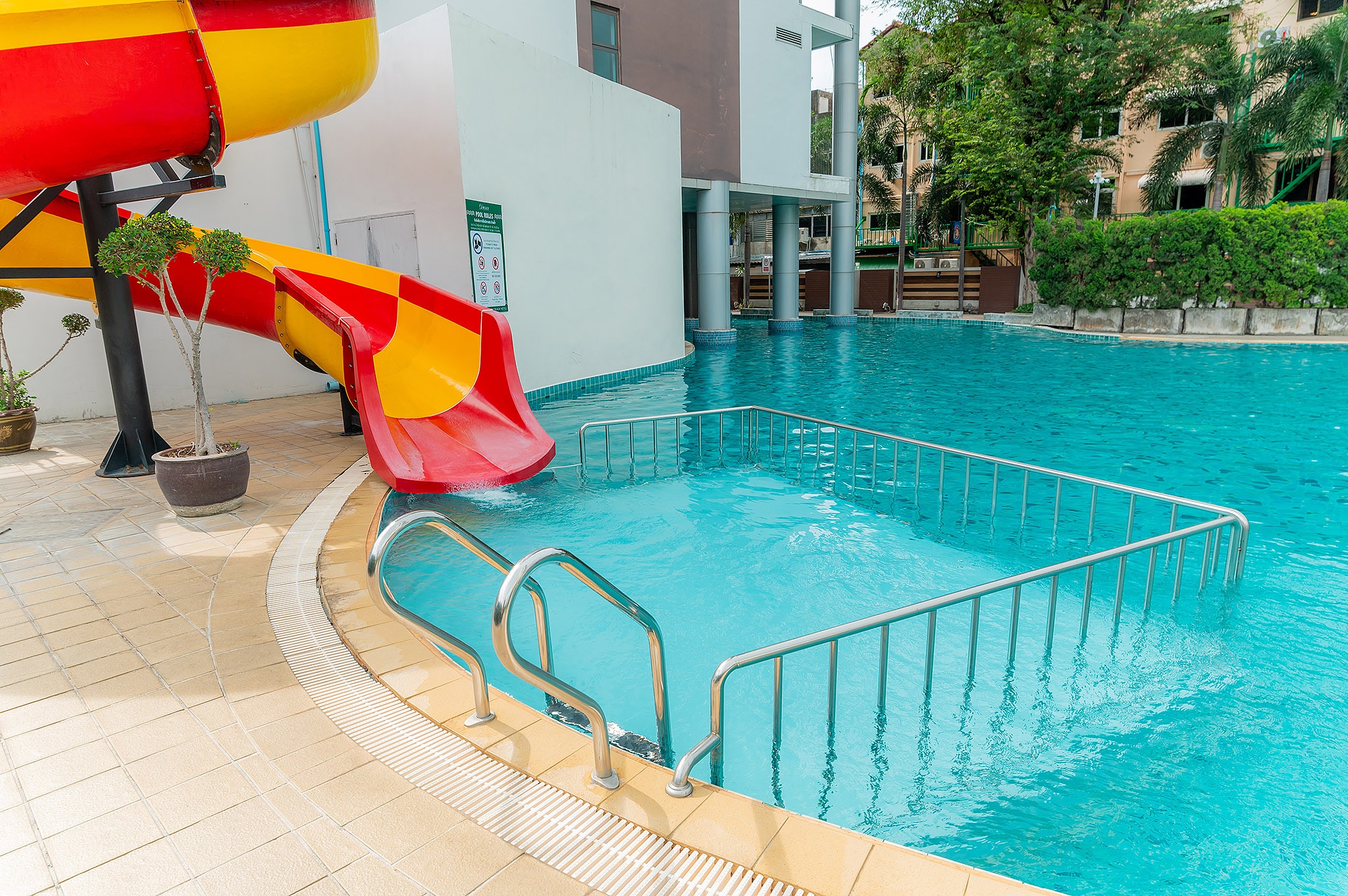 Pattaya Discovery Beach Hotel - Tap to explore photos