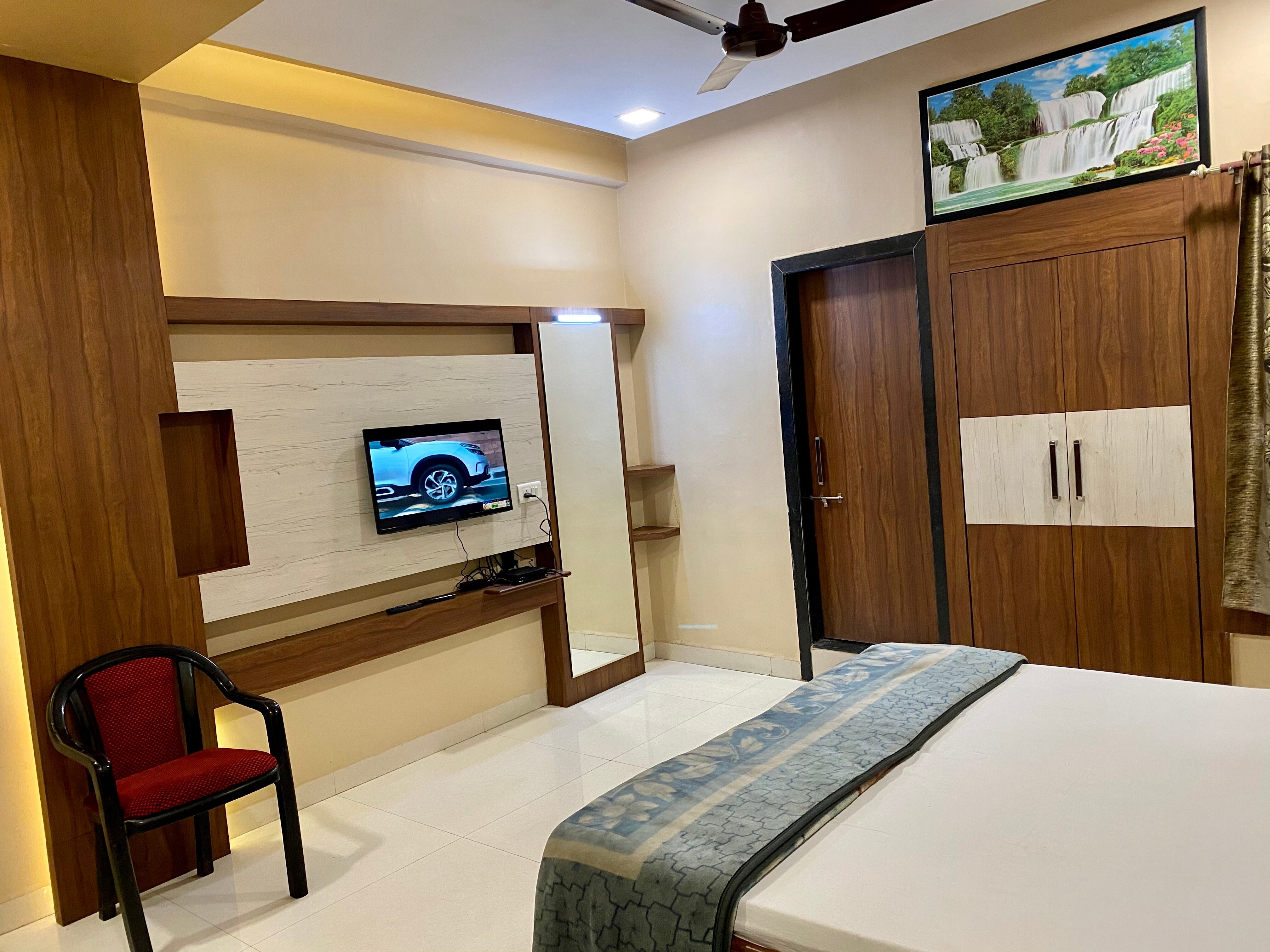 Hotel Vandana - Tap to explore photos