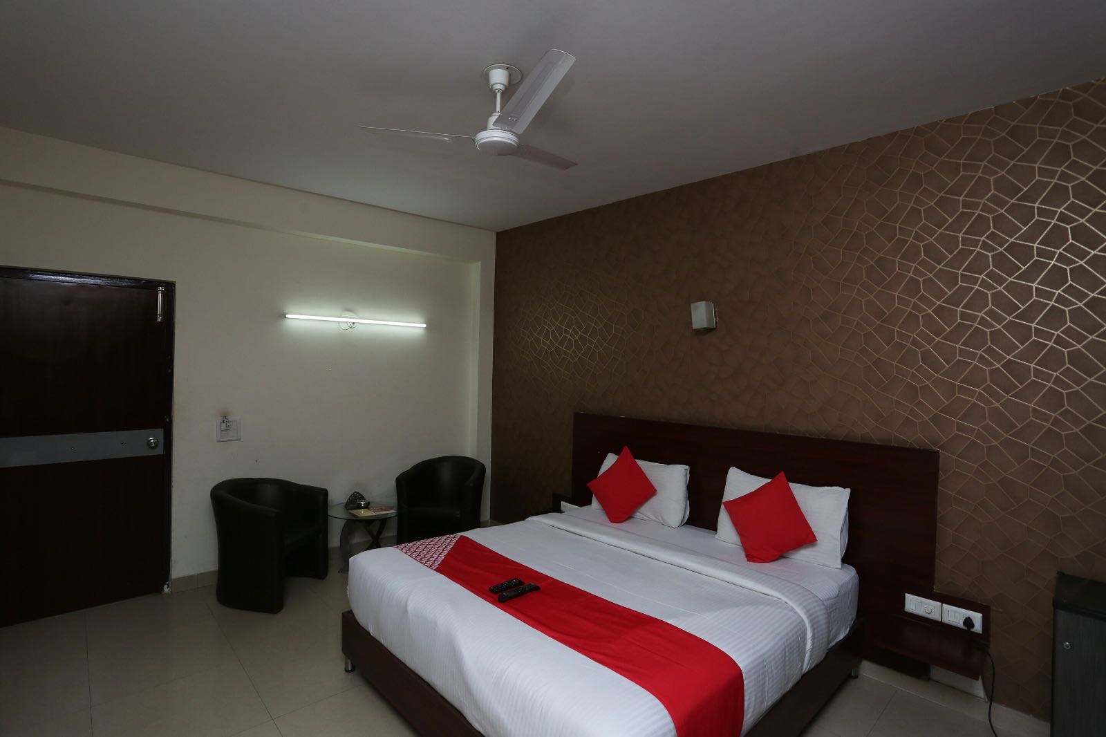 OYO 818673 Hotel Himalaya - Tap to explore photos