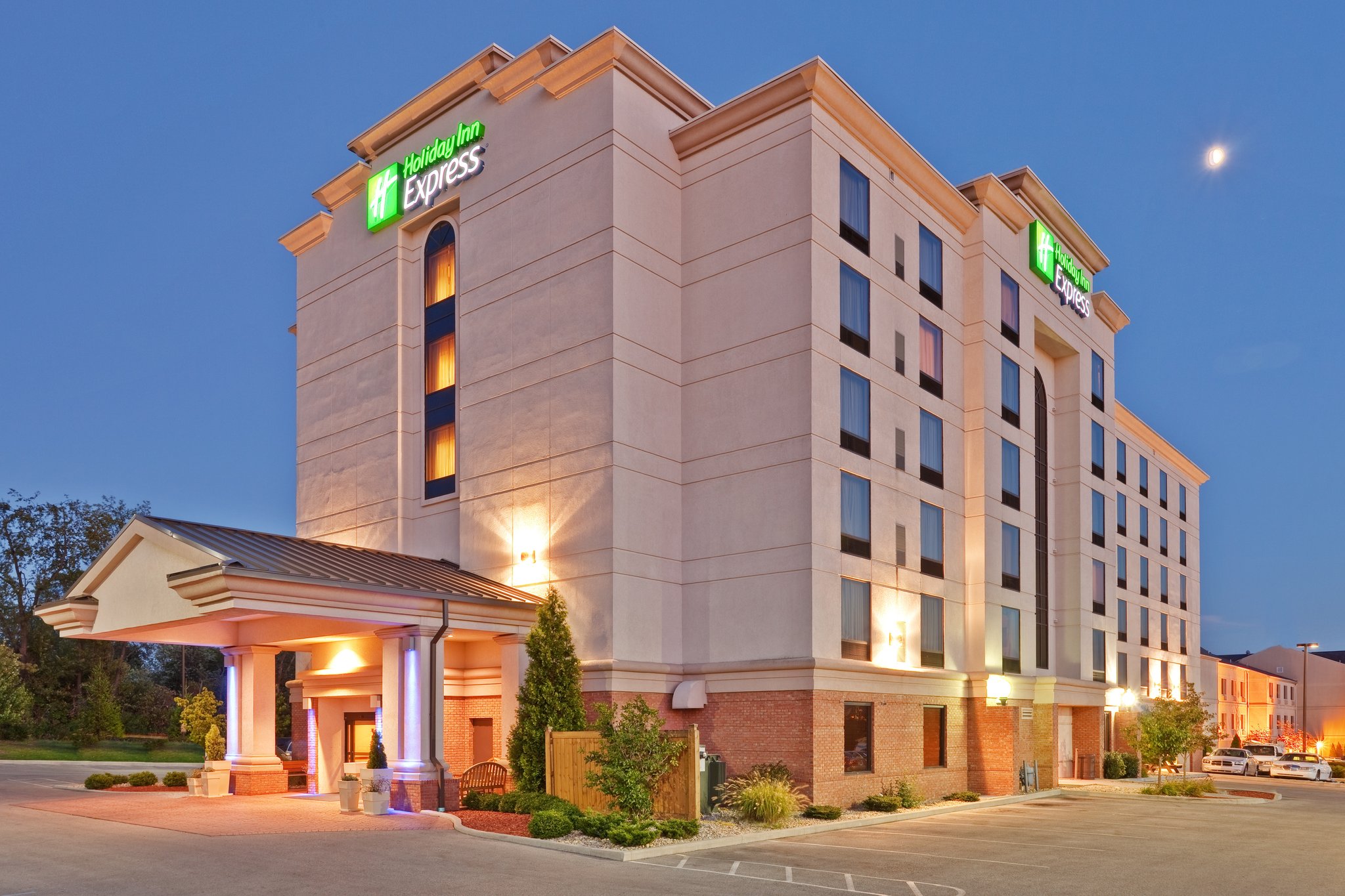 Holiday Inn Express Hotel & Suites Bloomington - Tap to explore photos