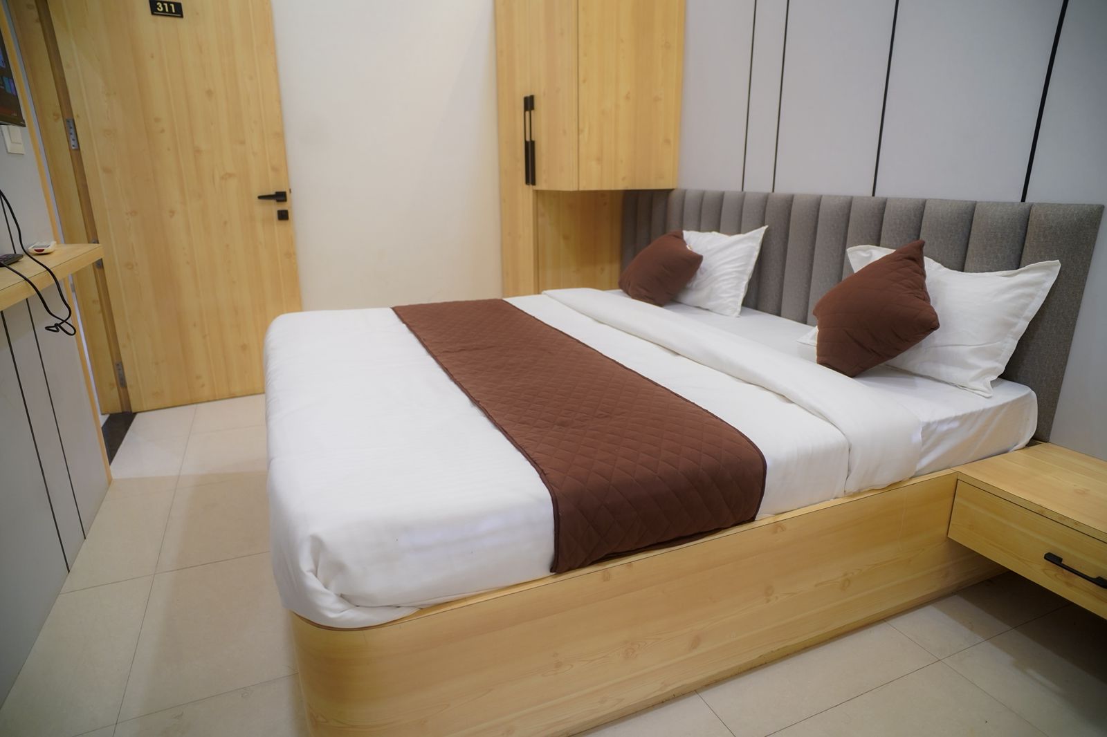Hotel Shree Guru Ashray - Tap to explore photos