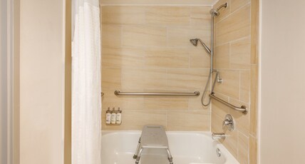 Holiday Inn Express PHILADELPHIA NE - BENSALEM Room Type - 1 Queen Standard Communication Access Tub