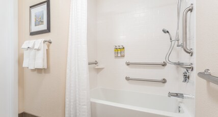 Candlewood Suites Eau Claire I-94, an IHG hotel Room Type - 1 Bedroom Suite Mobility Accessible Tub