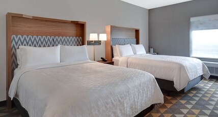 Holiday Inn ERIE Room Type - 2 Queen Premium Mobility Accessible Tub