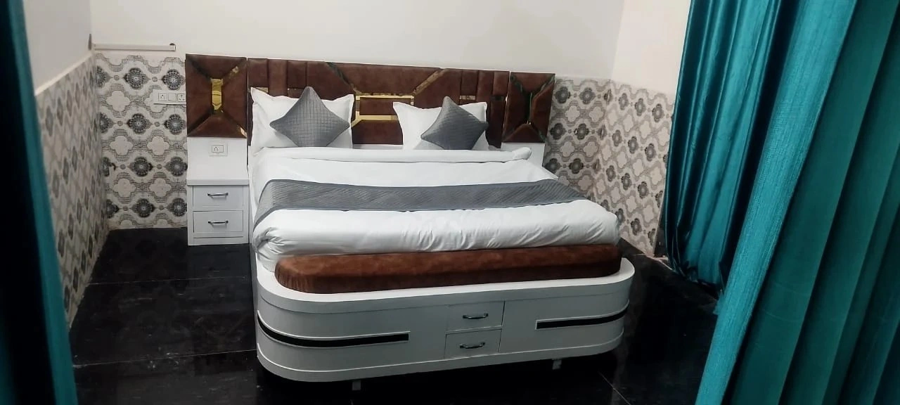 Hotel Kamal Dham - Tap to explore photos