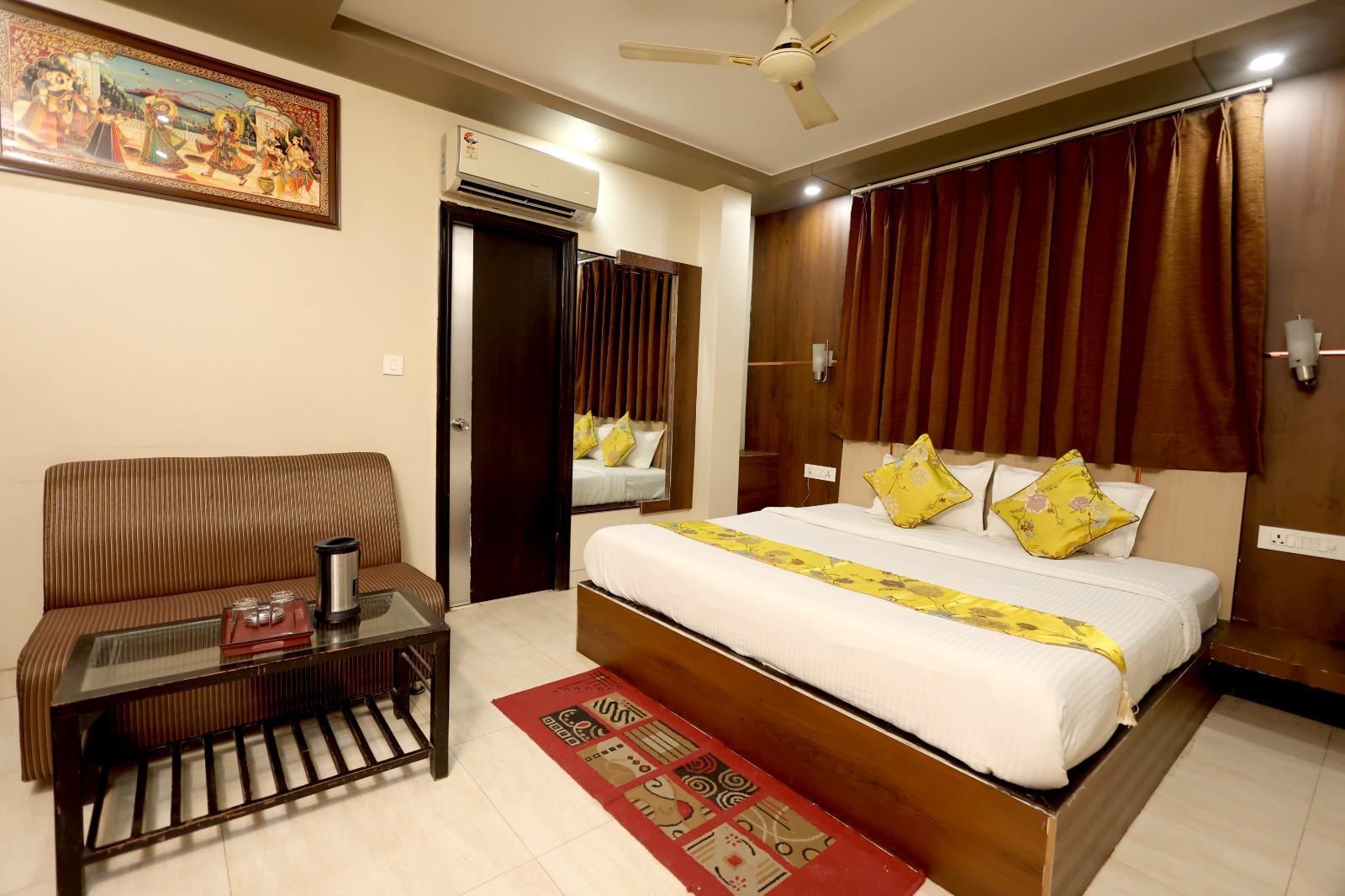 Hotel Jinendra Palace - Tap to explore photos