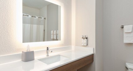 Holiday Inn Express Hotel & Suites Amarillo South Room Type - 1 King Bed Suite