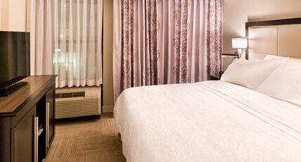 Hampton Inn & Suites Orlando/East UCF Area, FL Room Type - 1 KING ACC W TUB NON SMOK