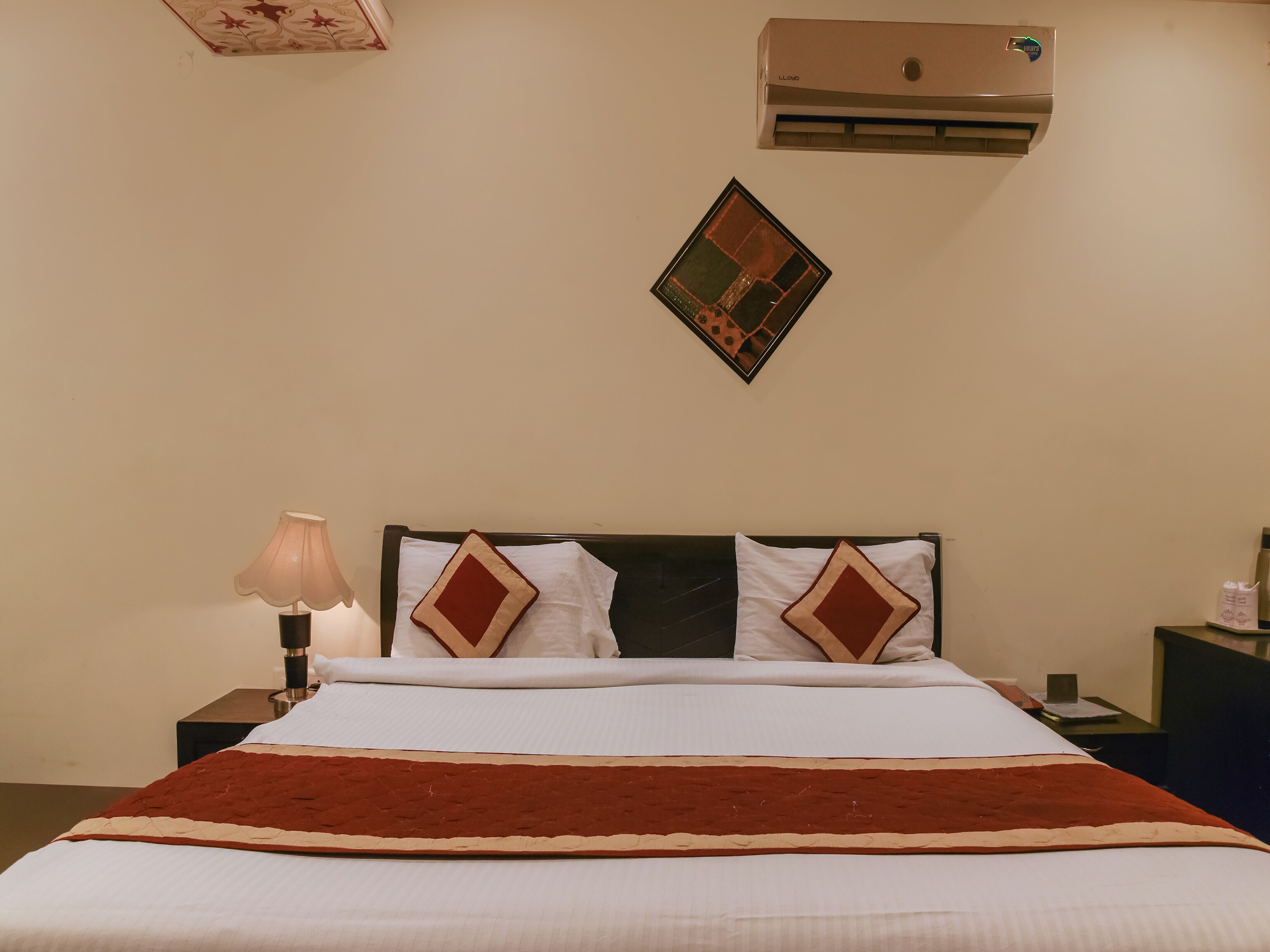 Hotel Shalimar - Tap to explore photos