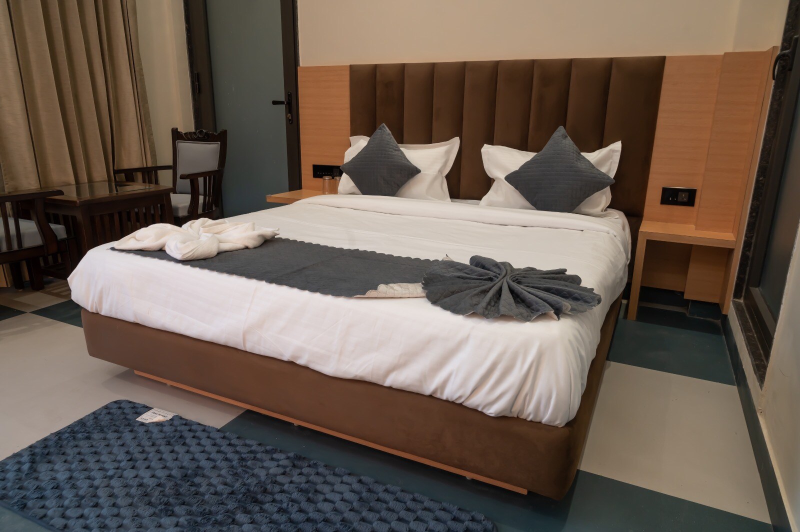 Sukuun Villa Airport Road - Tap to explore photos