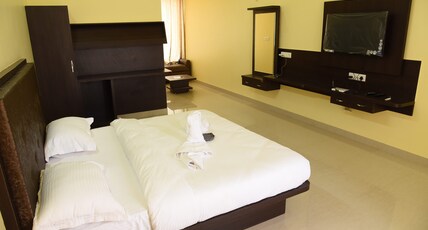 Chitrakoot Garden and Resorts Room Type - SUPERIOR AC ROOM (GARDEN &  FOREST VIEW)