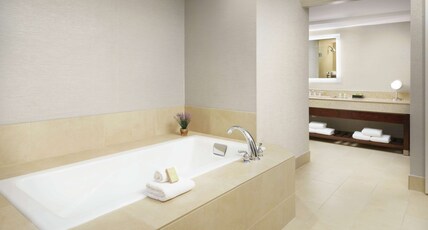 DoubleTree by Hilton Colorado Springs Room Type - KING PRESIDENTIAL SUITE