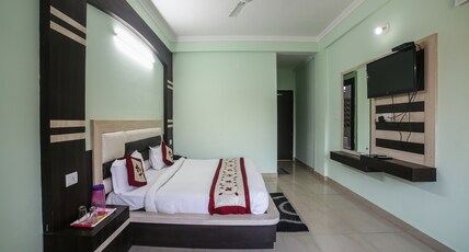 Hotel Rakhee Palace  Room Type - Deluxe Family 4 Bed Suite AC (Free pick-up and drop from Rly St. ,Ban Ganga)