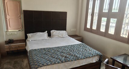 Hotel Goyal Inn Room Type - Standard Non-AC Room(with Palace View) Hotel Goyal Inn Room Type - Standard Non-AC Room(with Palace View)